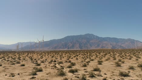 Palm-Springs-Brummen-Von-Windmühlen-Auf-Den-Spuren-Der-Berge-Mit-Wüste-Und-Kakteen-Im-Vordergrund-Weitblick