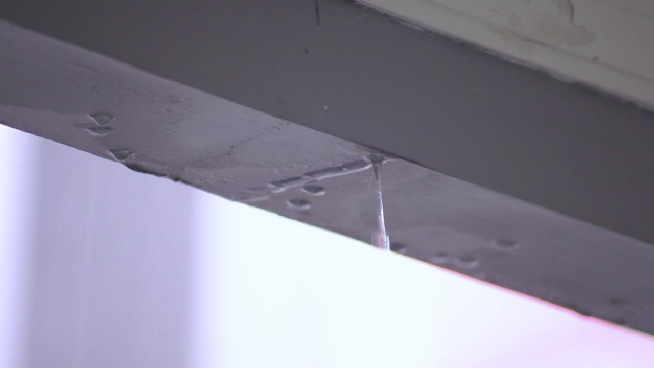 el agua de lluvia se pega a una viga, fluye por un momento y luego cae