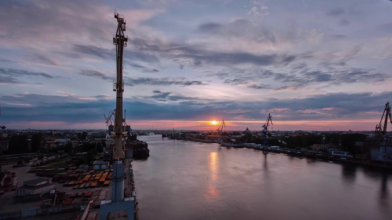 Soluppgång timelapse. Panoramavy över floden Neva i gryningen. Toppvy från Vasiljevskijön. Sankt Petersburg, Ryssland