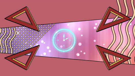 animación de reloj, con triángulos, líneas onduladas y puntos de luz, sobre haces de luz rosa y púrpura