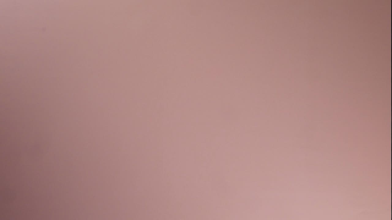 plena de mano extendida vista lateral y dando un pulgar hacia arriba