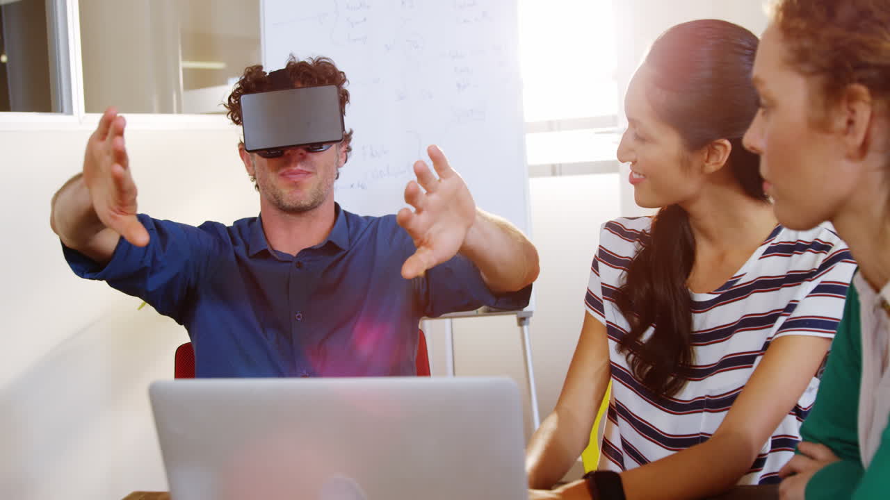 hombre de negocios usando auriculares de realidad virtual en una reunión