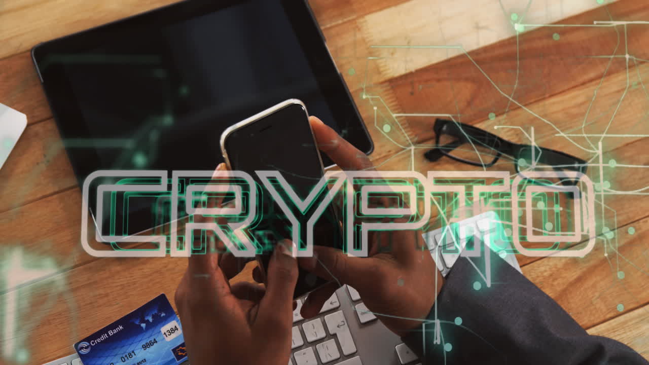 animación de texto criptográfico y procesamiento de datos sobre un hombre afroamericano usando un teléfono inteligente.