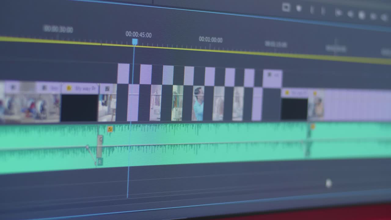 primer plano del monitor de la computadora que muestra la edición de video de la línea de tiempo