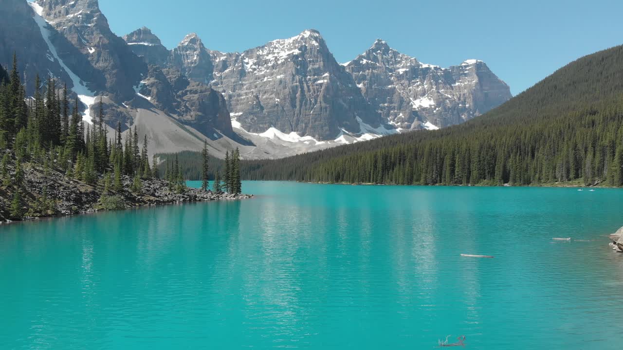 청록색 물과 푸른 소나무가 있는 산악 호수