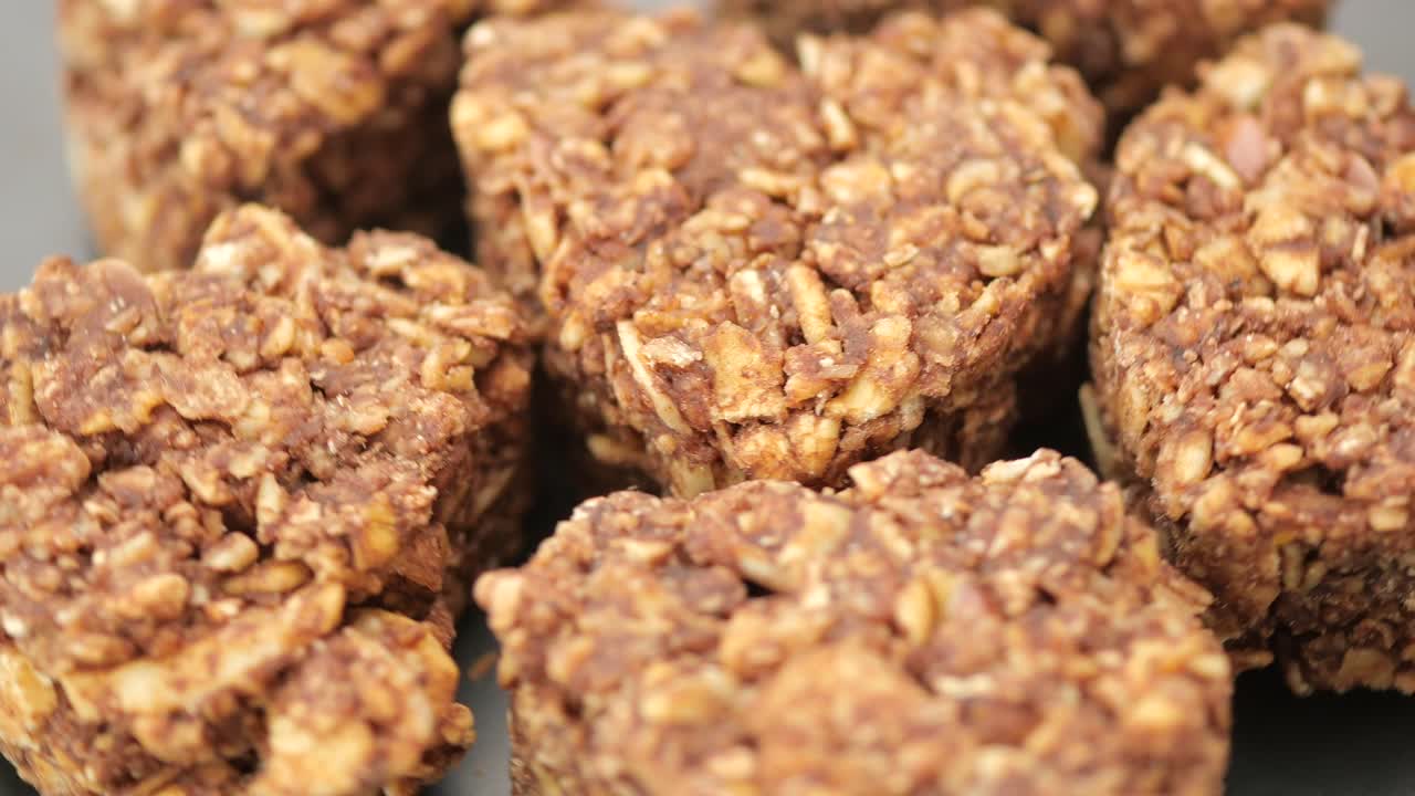 Granola and Oat Cereal Bars
