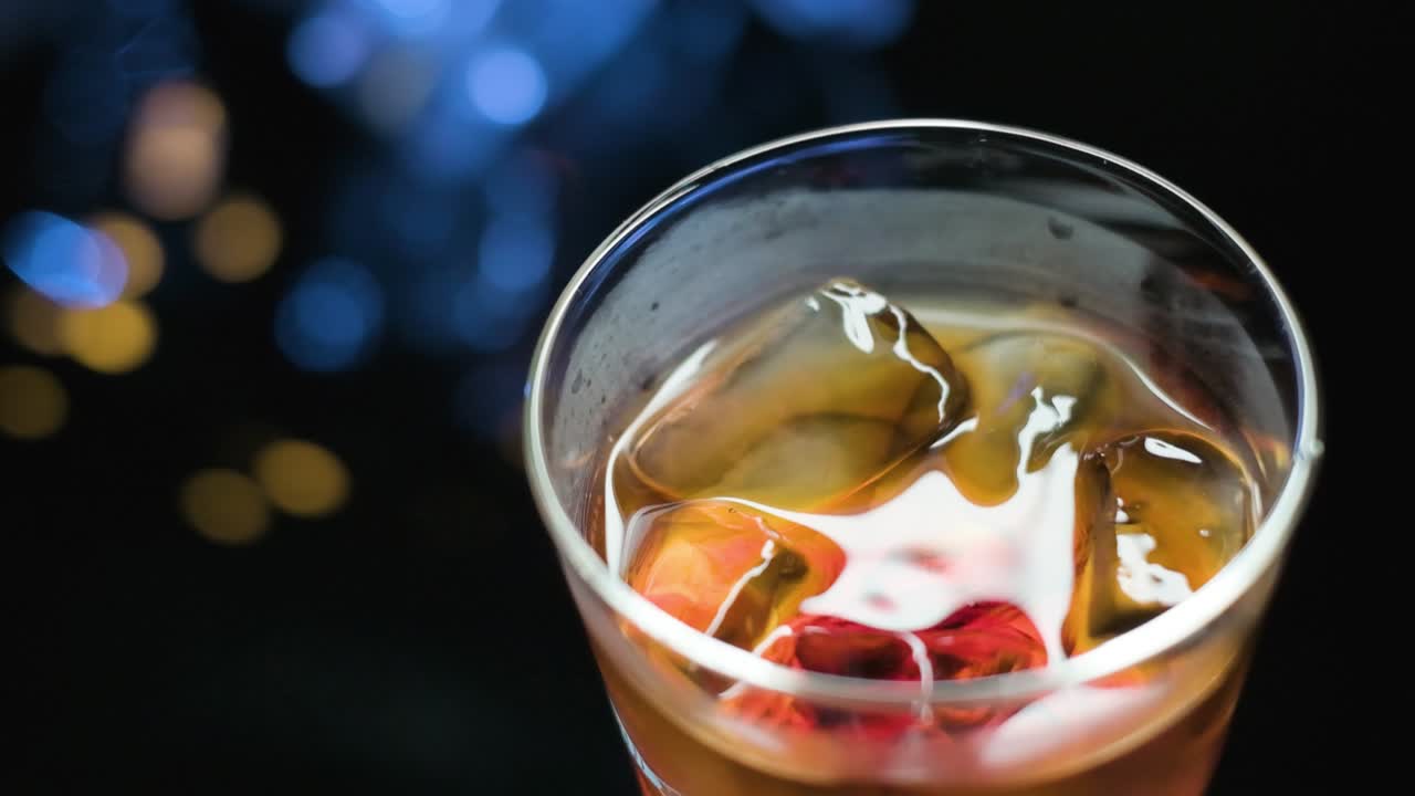 얼음 큐브와 함께 아름다운 장면 유리, 단일 위스키 방울 액체 표면에 스프레이