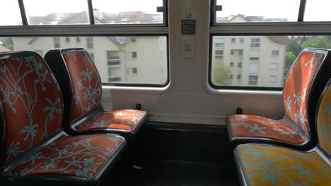 asientos vacíos en trenes de cercanías