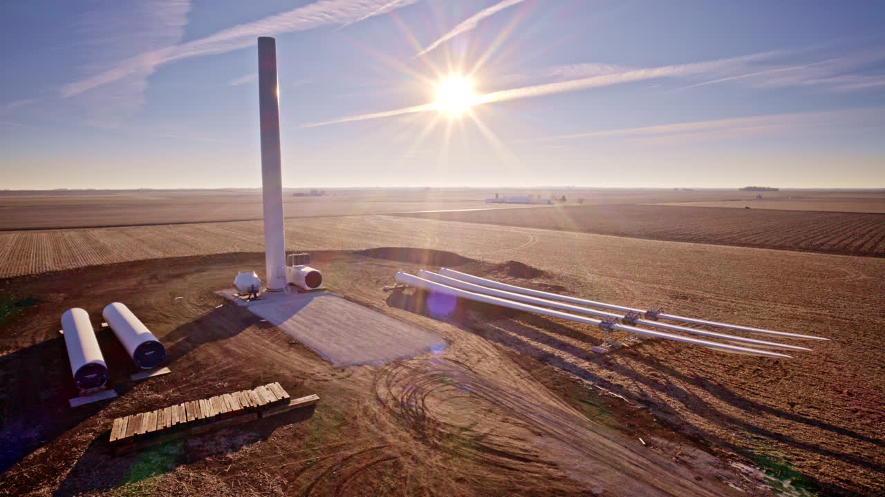 Movimento cinematográfico lento de drone em torno de um projeto de infraestrutura energética