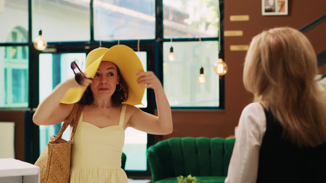 여성 고객이 리셉션에 다가오고 있습니다.