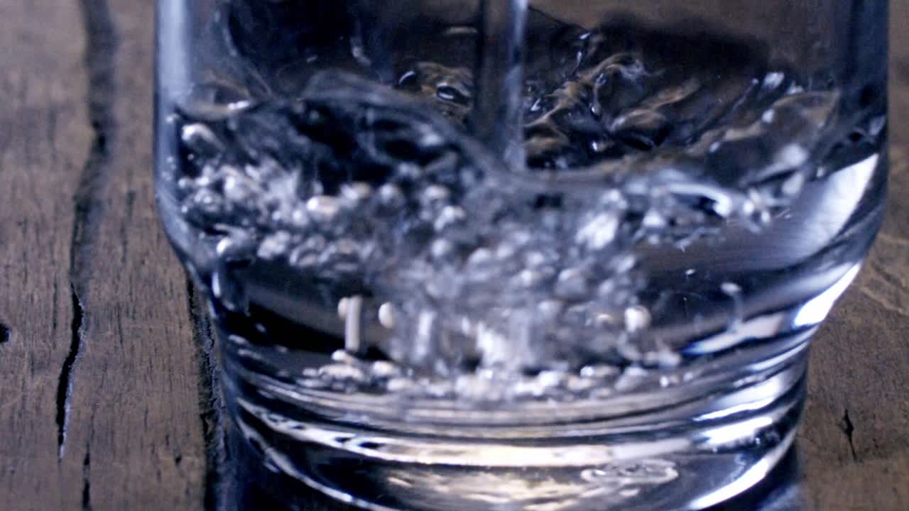 물은 회전하고 정착하며, 조화의 순간은 투명함에 포착됩니다.