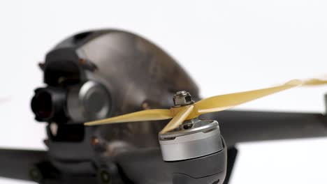 primer plano de hélice y motor de drones de carreras