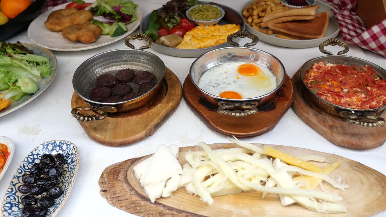 Deliziosa colazione tradizionale con uova, salsiccia e formaggio