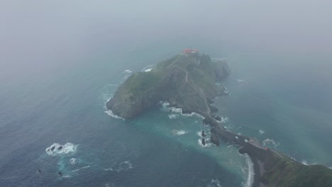 Océano-Ondulado-Cerca-De-La-Montaña-Verde-Con-Pasarela-Bajo-El-Cielo