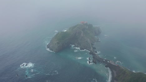 océano ondulado cerca de la montaña verde con pasarela bajo el cielo