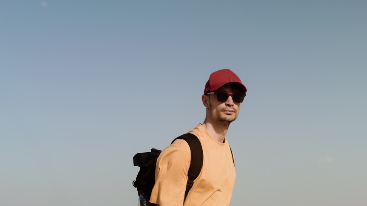 검은색 배 ⁇ 을 들고  ⁇ 는 남자