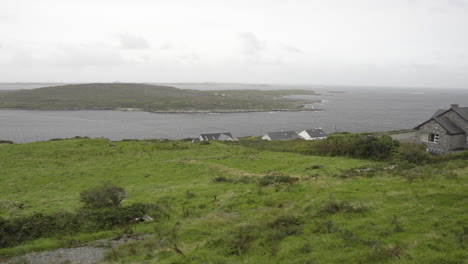 Schwenkaufnahme-Von-Der-Sky-Road-In-Der-Grafschaft-Galway,-Irland-Mit-Blick-Auf-Den-Atlantik-Und-Die-Küste-Irlands-In-4k