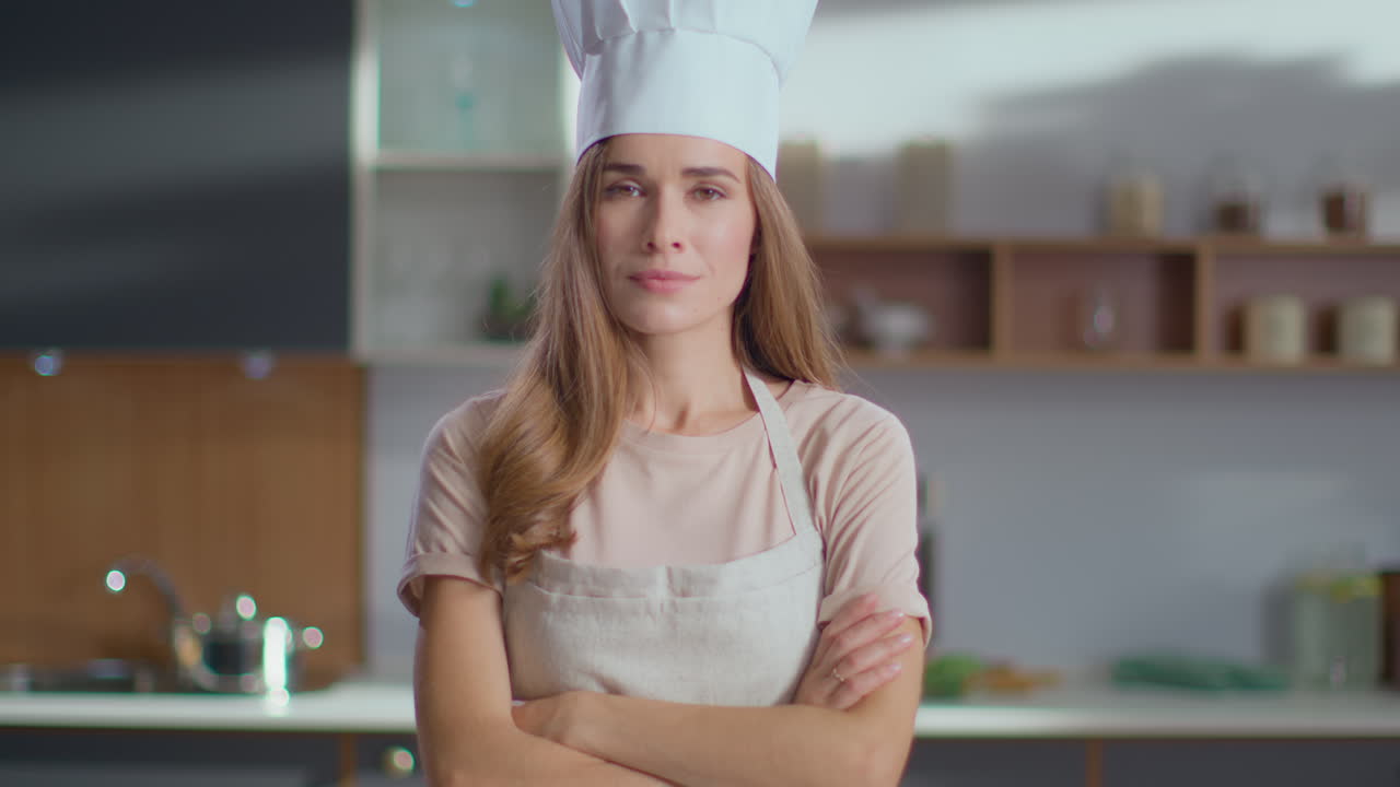 mujer con delantal y sombrero de chef