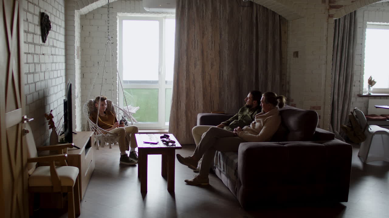 거실에 있는 백인 남자와 소년