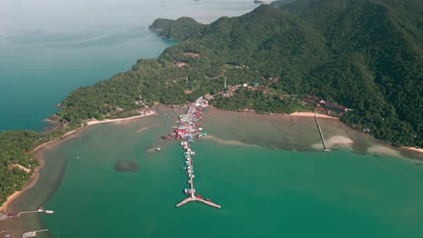 Vista-Aérea-Alta-Del-Pueblo-Pesquero-De-Bang-Bao-En-La-Isla-De-Koh-Chang