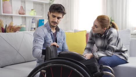 un hombre discapacitado infeliz y su novia charlando. para animar, para apoyar.