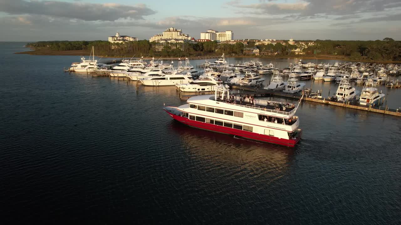 Harbor Blvd, Destin, Florida, Stati Uniti - Abbracciando l'avventura del mare - Ripresa orbitale con drone.
