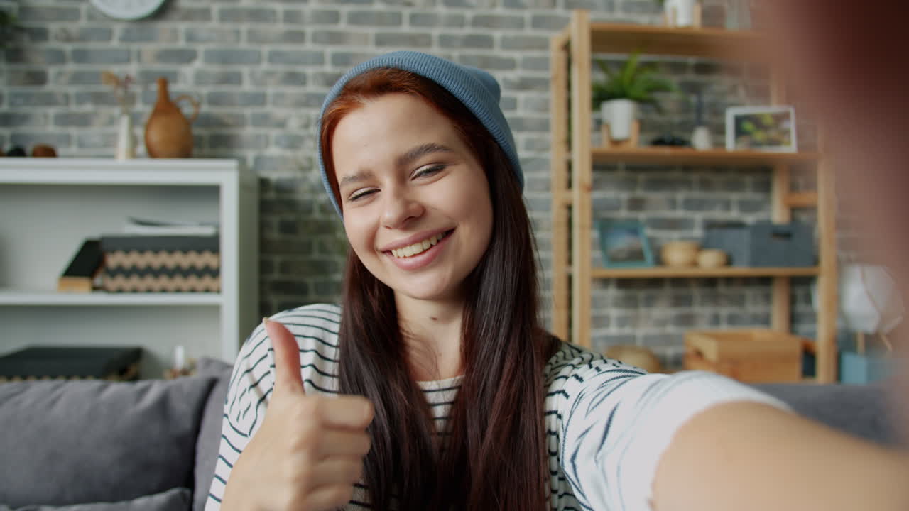 una mujer feliz tomando una selfie.