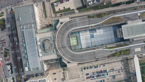 Rotative-Drohnenaufnahmen-Von-Fiat-Lingotto-In-Turin,-Italien