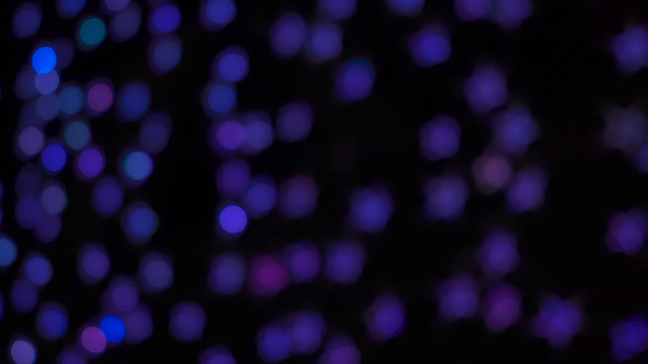 fondo borroso de luces parpadeantes azul-púrpura en el patrón redondo utilizado para decorar las fiestas de navidad y año nuevo