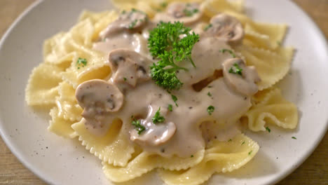 Farfalle-Nudeln-Mit-Pilz-Weiß-Sahne-Sauce---Italienische-Küche