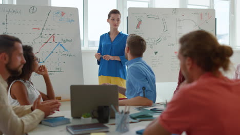 Geschäftsfrau-Beim-Brainstorming-Im-Teambüro.-Ernsthafte-Menschen-Diskutieren-über-Den-Besprechungsraum