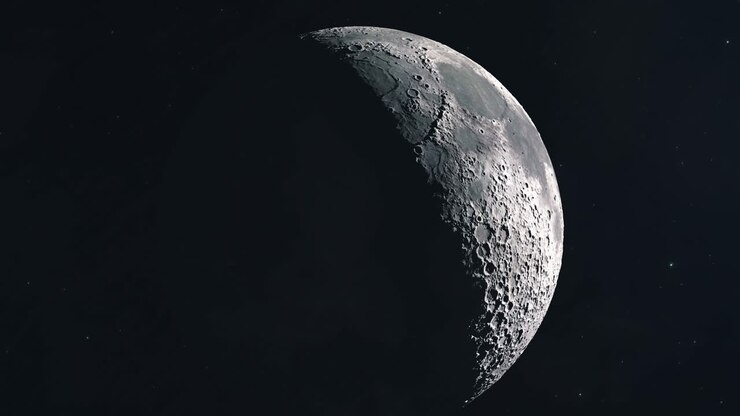 Flutuando Lentamente em Direção à Lua Enquanto o Sol Revela a Superfície Craterada.