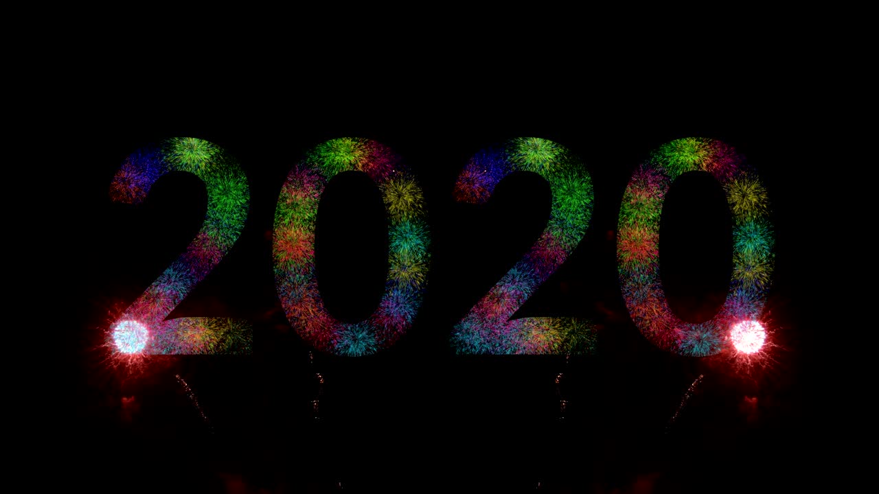 4K. Testo di auguri "fuochi d'artificio 2020" con particelle e scintille durante la celebrazione del conto alla rovescia di Capodanno, loop di vero festival di fuochi d'artificio colorati nel cielo notturno.