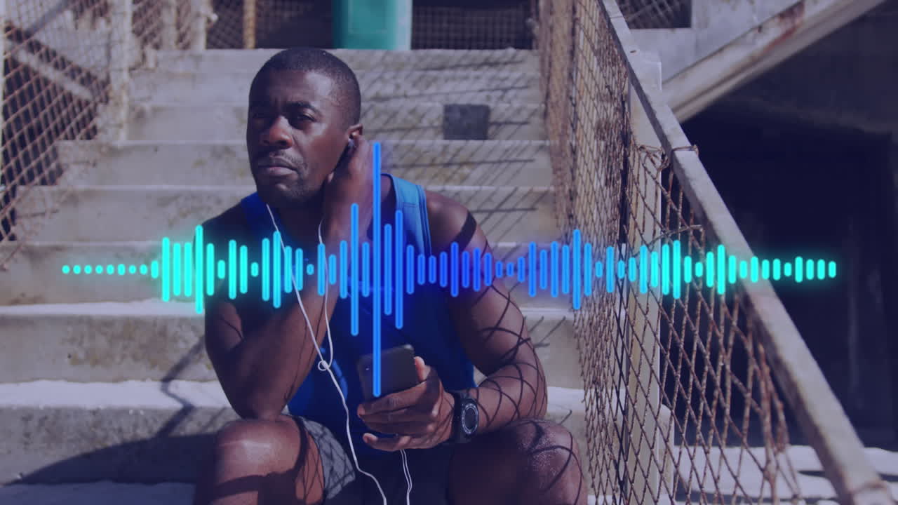 animación de onda de sonido sobre hombre afroamericano en el descanso de entrenamiento usando auriculares con teléfono inteligente