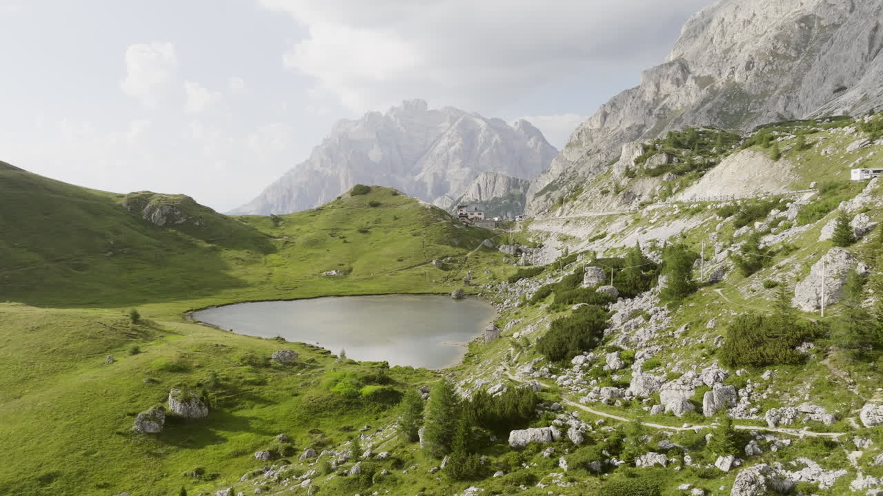 lago alpino e paisagem montanhosa