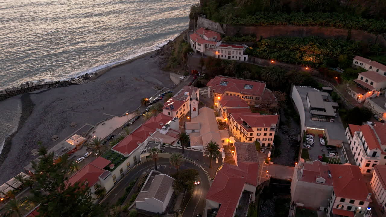 Splendida vista aerea serale del villaggio di Ponta do Sol, immagine rappresentativa di Madeira, turismo in Portogallo.