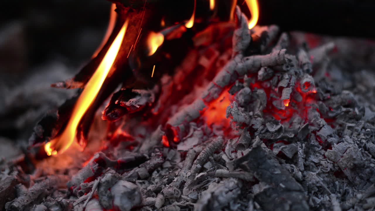 재로 불타는 배경 야외