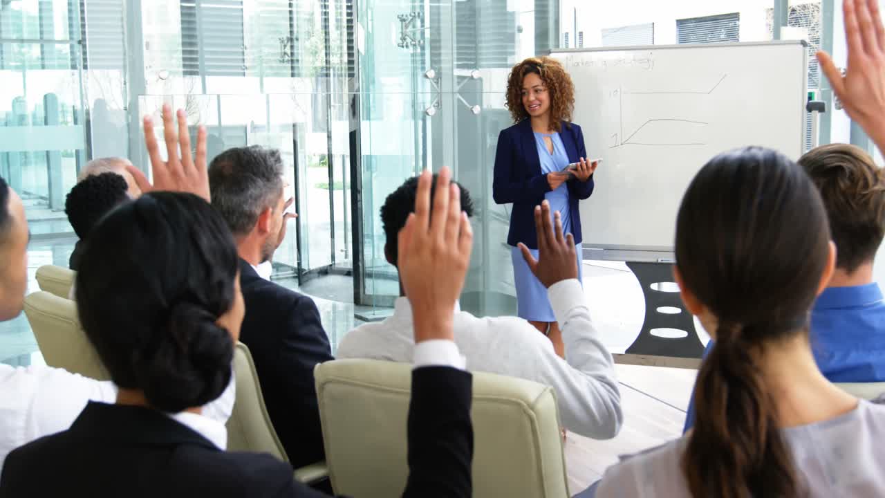 mujer de negocios dando una presentación en una reunión