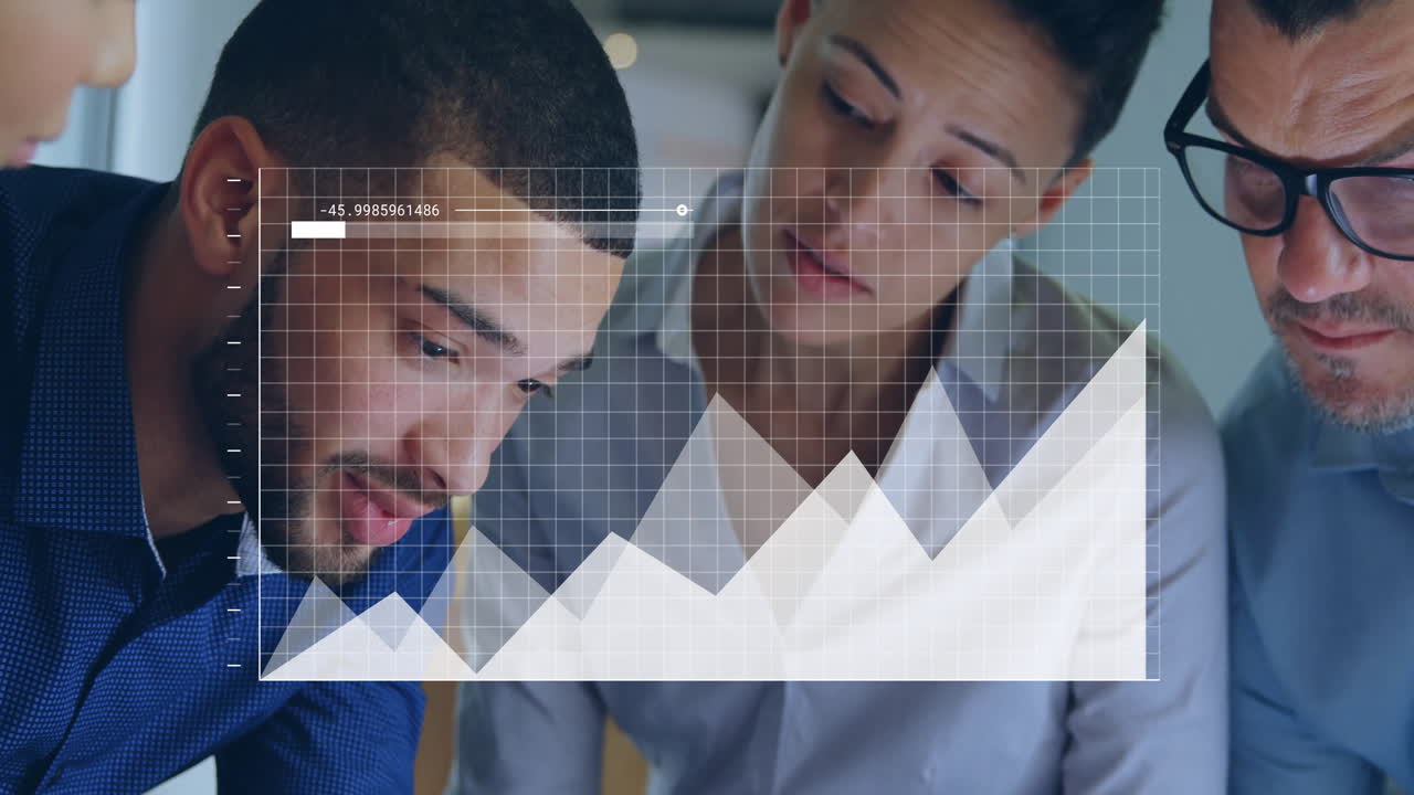 animação de processamento de dados e diagramas sobre diversos colegas falando no escritório