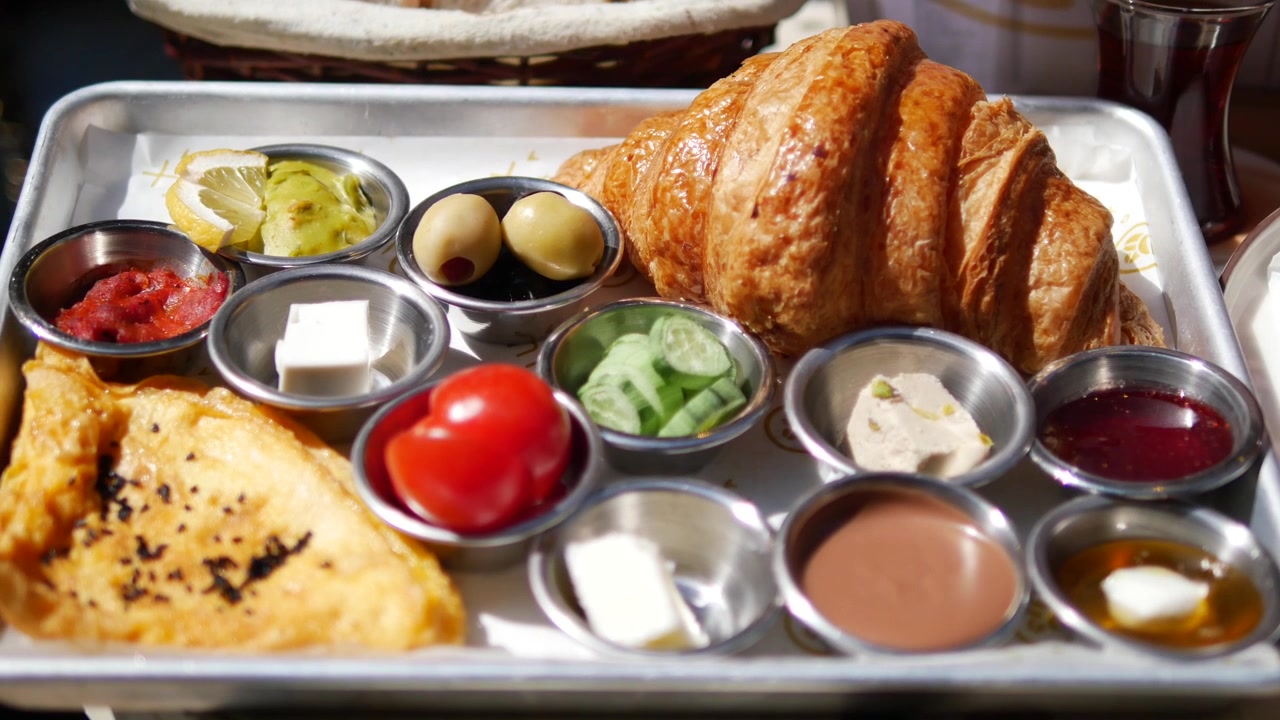 Piatto da Colazione Turca Tradizionale con Croissant e Omelette