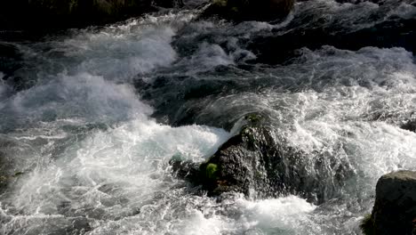 agua que fluye a través de las piedras, en cámara lenta