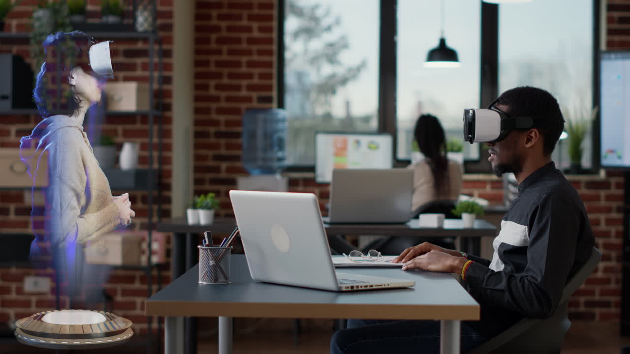 Forretningsfolk bruger VR-briller til at mødes via virtual reality-hologram