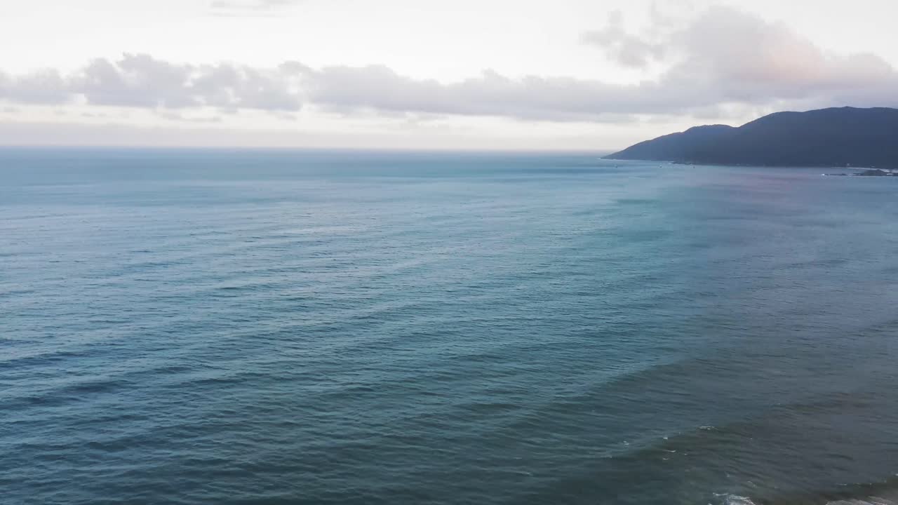 해안 상공에서 공중 촬영