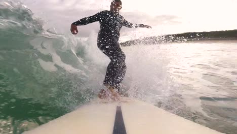 surfista tonto montando una ola azul ganando algo de velocidad para hacer una buena reentrada al final en modo de cámara lenta, sintra 2022