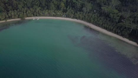 Amplia-Vista-Aérea-De-La-Tranquila-Playa-De-Arena-Blanca-Junto-A-La-Jungla-Salvaje-Natural-En-Filipinas---Cámara-Inclinada-Hacia-Arriba