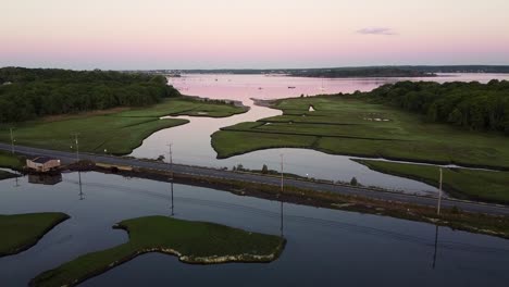 imágenes de drones al atardecer de las marismas de jamestown rhode island
