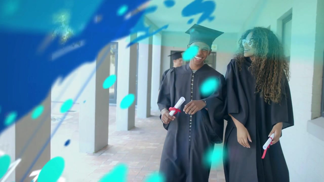 To dimittender kommer ind i billedet, går, bærer diplomer, starter animeret dimissions-overlay, der fejer ind.