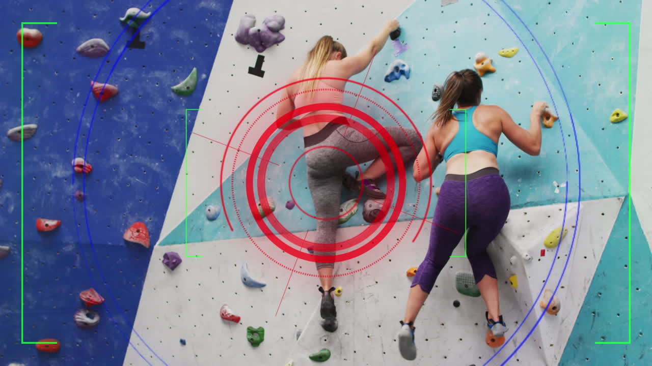 백인 여성이 벽을 오르는 데이터 처리의 애니메이션