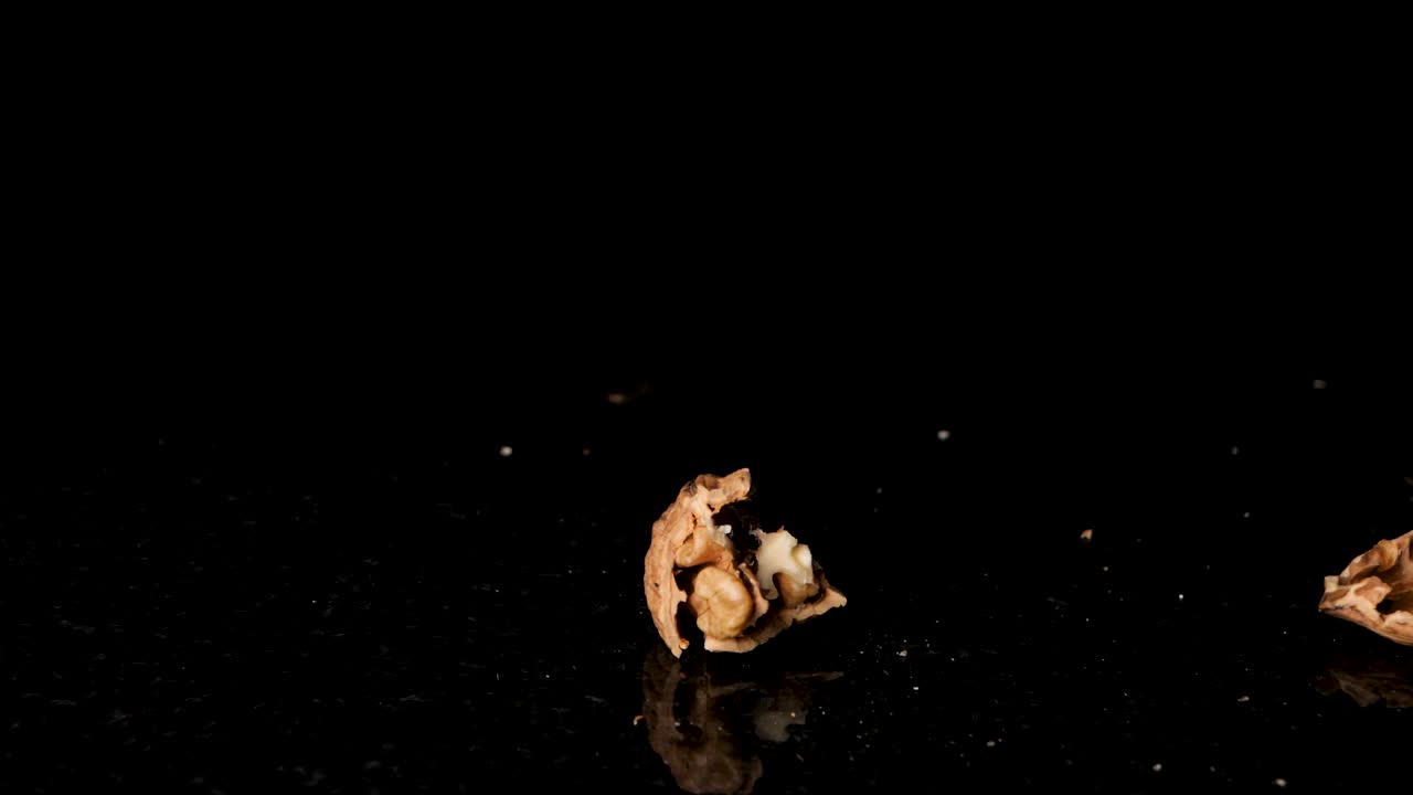 rompere le noci con un martello al rallentatore