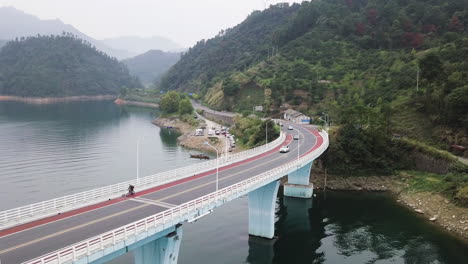 4k-En-Bicicleta-Sobre-El-Puente-En-El-Lago-Mil-Islas-Cerca-De-Qiandao,-China